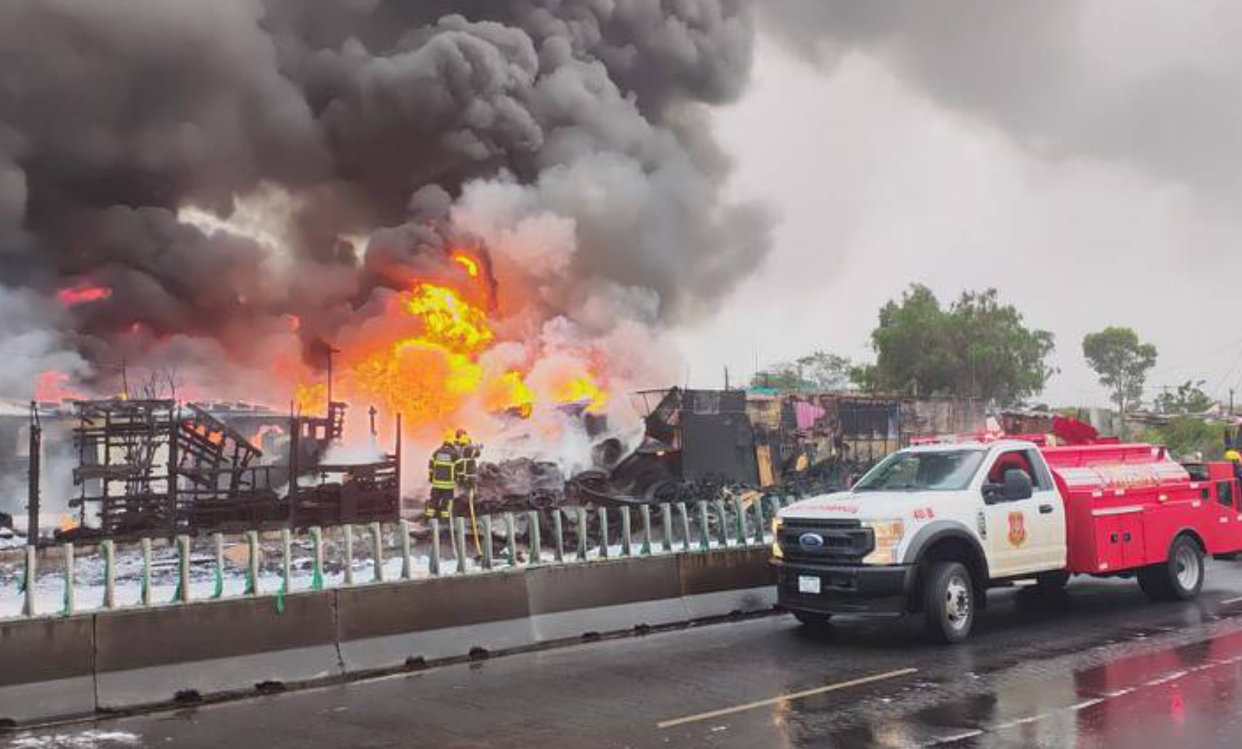 Incendio cerca del AICM ‘consume’ autos y viviendas